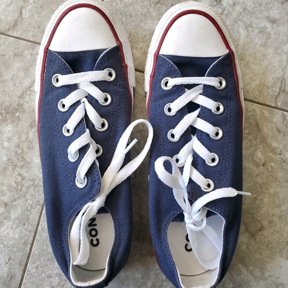 Navy low top converse shoes - Picture 2 of 6